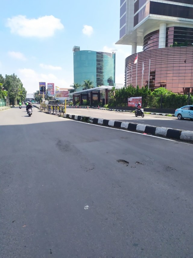 Jalan Gatot Soebroto Bandung terlihat sepi saat PSBB hari pertama. Foto: Rachmadi Rasyad/kumparan