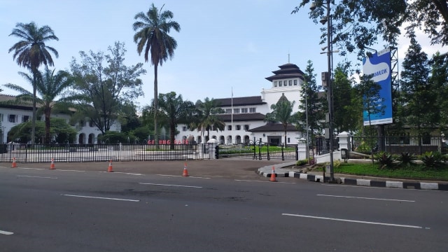 Jalan Dipenegoro atau biasa dikenal jalan depan Gedung Sate terlihat sepi saat PSBB hari pertama di Kota Bandung. Foto: Rachmadi Rasyad/kumparan