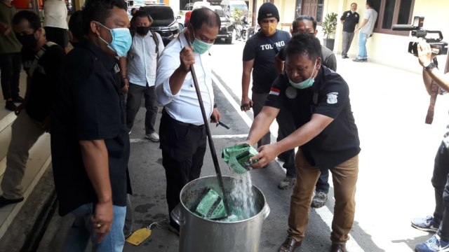 Satres Narkoba Polrestabes Medan memusnahkan barang bukti narkoba. Foto: istimewa