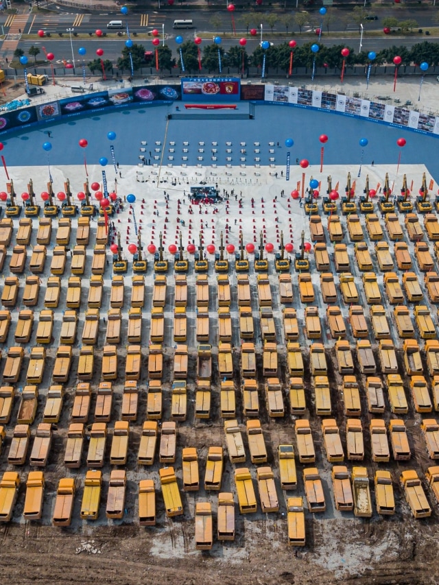 Foto udara menunjukkan truk-truk berkumpul pada upacara pembukaan stadion baru Guangzhou Evergrande di Guanzhou, Guangdong, China pada 16 April 2020. Foto: AFP/STR