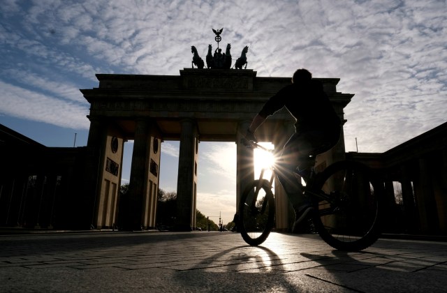Suasana di Gerbang Brandenburg, di Berlin, Jerman. Foto: REUTERS/Christian Mang