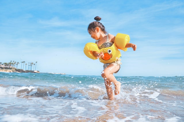Seorang anak sedang berlari karena dikejar ombak pantai Foto: Unsplash/Leo Rivas