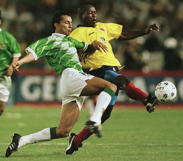 Faustino Asprilla saat membela Timnas Kolombia. Foto: Pedro UGARTE / AFP