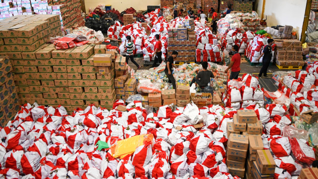 Pengemasan paket bansos di Food Station Cipinang, Jakarta. Foto: ANTARA/M Risyal Hidayat