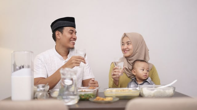 Tips Atur Menu Makanan yang Sehat untuk Keluarga Selama Ramadhan. Foto: Shutter Stock