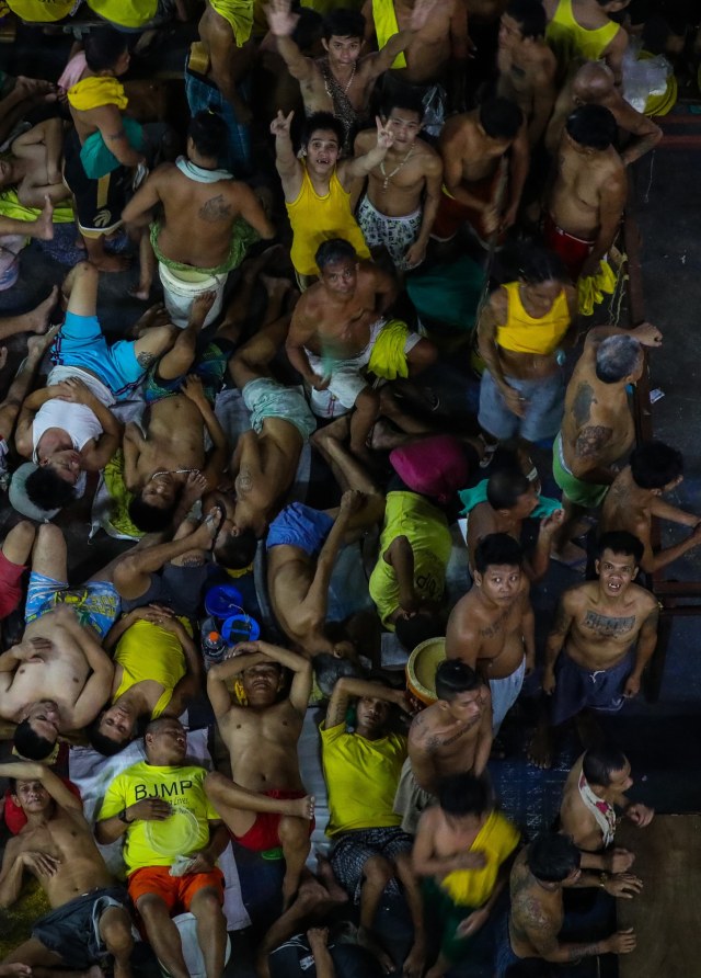 Kondisi penuh sesak napi di penjara  kota Quezon, Filipina, tempat menyebarnya virus corona. Foto: AFP/Maria Tan