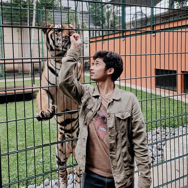 Alshad Ahmad dan harimau miliknya, Eshan. Dok: Instagram @alshadahmad