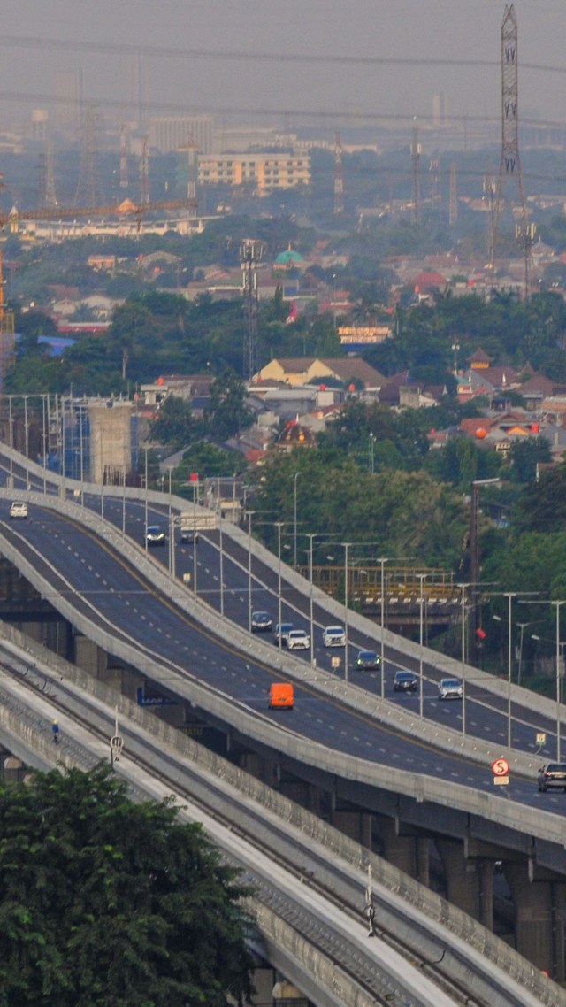 Sejumlah kendaraan melintasi jalan tol layang (elevated) Jakarta-Cikampek II di Bekasi, Jawa Barat. Foto: ANTARA FOTO/ Fakhri Hermansyah