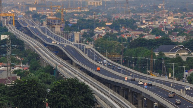 Sejumlah kendaraan melintasi jalan tol layang (elevated) Jakarta-Cikampek II di Bekasi, Jawa Barat. Foto:  ANTARA FOTO/ Fakhri Hermansyah
