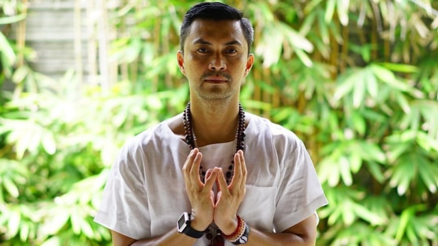 Aktor sekaligus instruktur Yoga, Anjasmara. Foto: Instagram @anjasmara.
