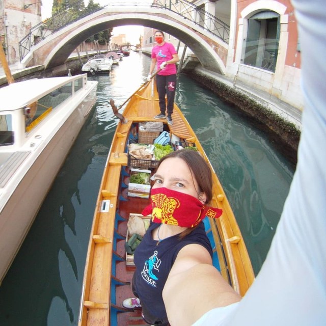 Pedayung gondola di kanal venesia  Foto: Instagram: RowVenice