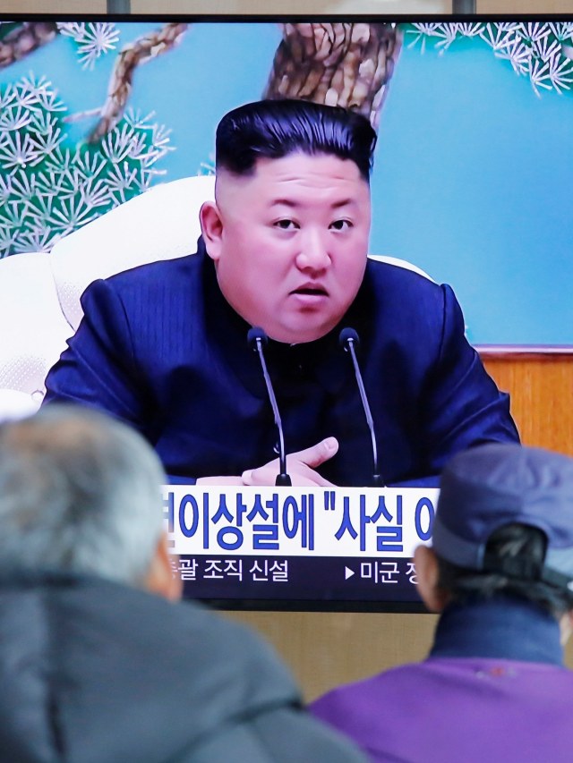 Warga menyaksikan televisi yang menayangkan berita pemimpin Korea Utara Kim Jong Un di Seoul, Korea Selatan. Foto: REUTERS / Heo Ra
