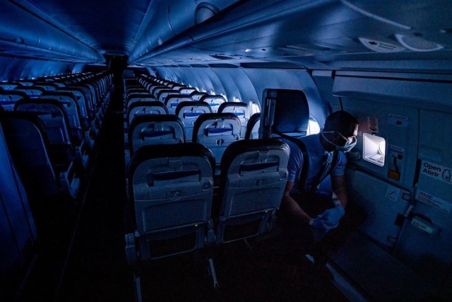 Suasana kabin pesawat saat pandemi yang dipotret pramugari Alaskan Airlines, Molly Choma  Foto: Instagram:Mollychoma