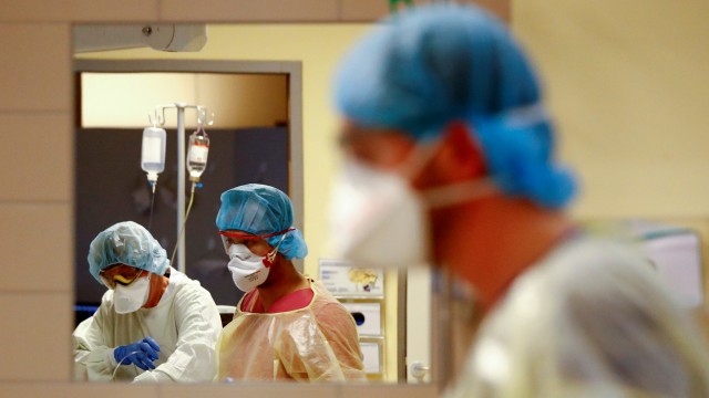 Anggota media menggunakan pakian pelindung merawat pasien yang terkena virus corona di  rumah sakit komunitas Havelhoehe di Berlin, Jerman. Foto: REUTERS / Fabrizio Bensch