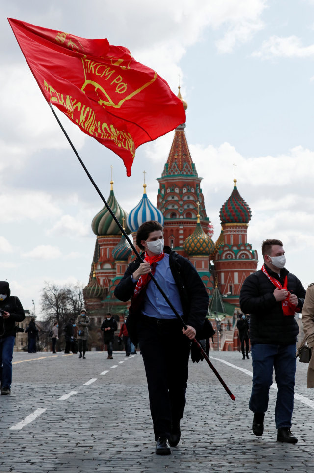 Pendukung Partai Komunis Rusia saat memperingati 150 tahun kelahiran Vladimir Lenin, Rabu (22/4). Foto: REUTERS/Shamil Zhumatov