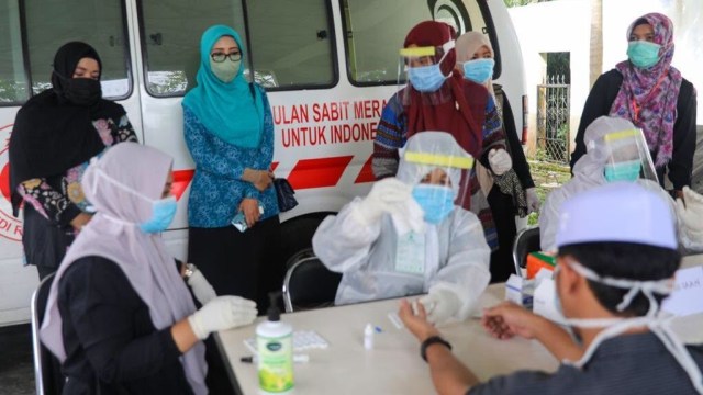 Petugas saat Rapid test terhadap 82 warga di kecamatan Montasik, Aceh Besar.  Foto: Dok, Humas Pemprov Aceh