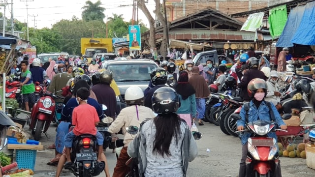 Suasana macet di pasar masomba, Kecamatan Palu Selatan, Kota Palu, Kamis (23/4). Foto: Tim PaluPoso