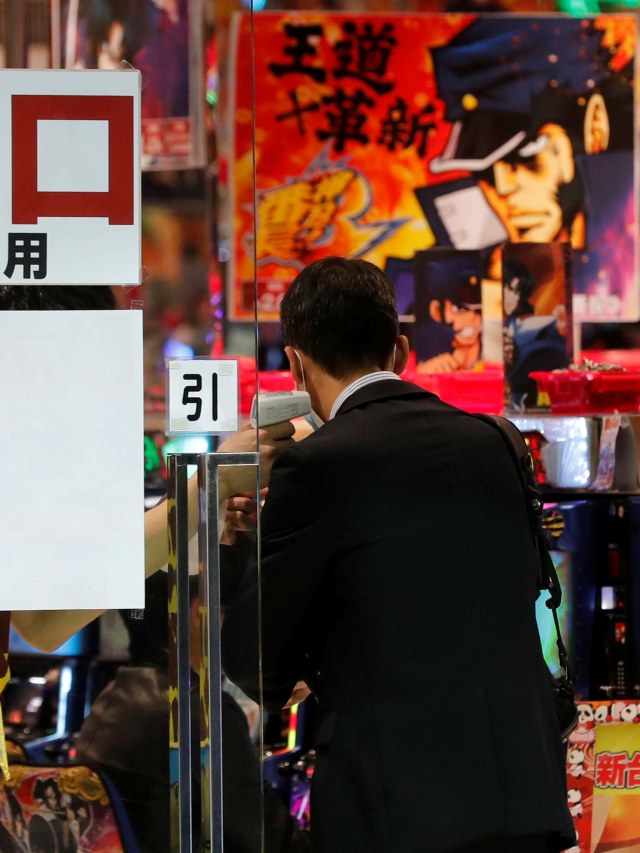 Pengunjung memasuki Pachinko di Jepang yg tetap buka meski status darurat corona sudah diberlakukan di Tokyo, Jepang. Foto: REUTERS/Kim Kyung-Hoon