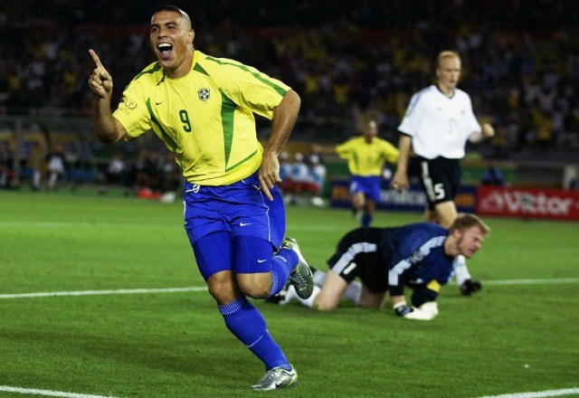 Respons Ronaldo Nazario de Lima Saat Dibandingkan dengan Cristiano Ronaldo (13772)