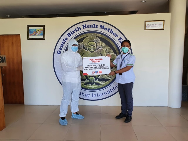Pertamina beri bantuan masker N95 untuk Klinik Bumi Sehat, Bali. Foto: Dok. Pertamina