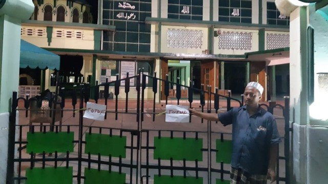 Masjid Kemayoran Surabaya ditutup sementara usai insiden pria tak dikenal mendadak tak sadarkan diri. Foto: Yuana Fatwalloh/kumparan