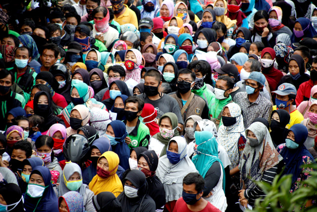 Sejumlah warga antre sembako di  gedung Baznas Kabupaten Bogor, Cibinong, Bogor, Jawa Barat. Foto: ANTARA FOTO / Yulius Satria Wijaya
