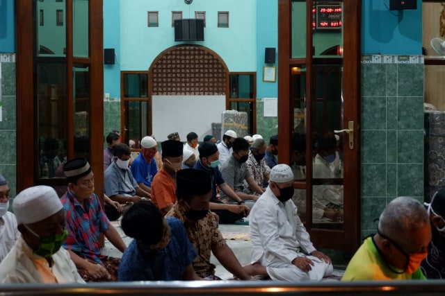 Suasana Salat Tarawih di Masjid Jogokariyan Yogyakarta di tengah wabah corona. Foto: Arfiansyah Panji Purnandaru/kumparan