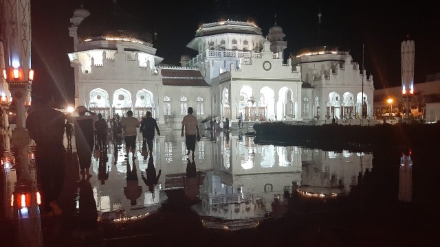 Masjid Baiturrahman Aceh Tak Batasi Jemaah Salat Tarawih, tapi Saf Berjarak (111745)