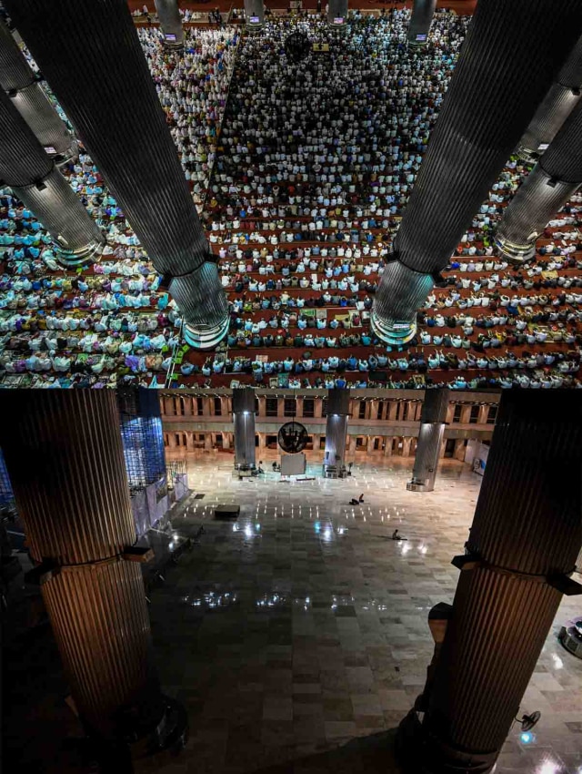 Foto kombo yang menunjukkan perbedaan malam pertama Ramadan di Masjid Istiqlal, Jakarta. Foto: Antara/Hafidz Mubarak A