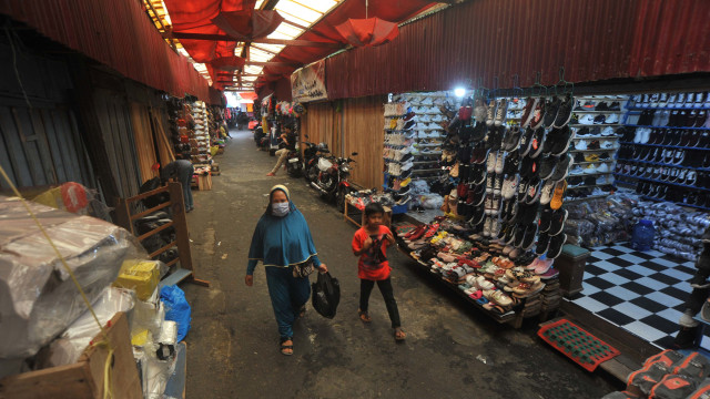 Sejumlah pedagang tetap membuka lapaknya di kawasan Pasar Lereng,  Bukittinggi,  Sumatera Barat. Foto: ANTARA FOTO / Iggoy el Fitra