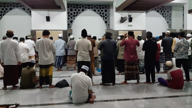 Suasana salat tarawih Masjid Sunan Ampel.