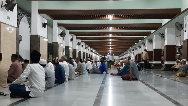 Suasana salat tarawih Masjid Sunan Ampel. Foto: Yuana Fatwalloh/kumparan