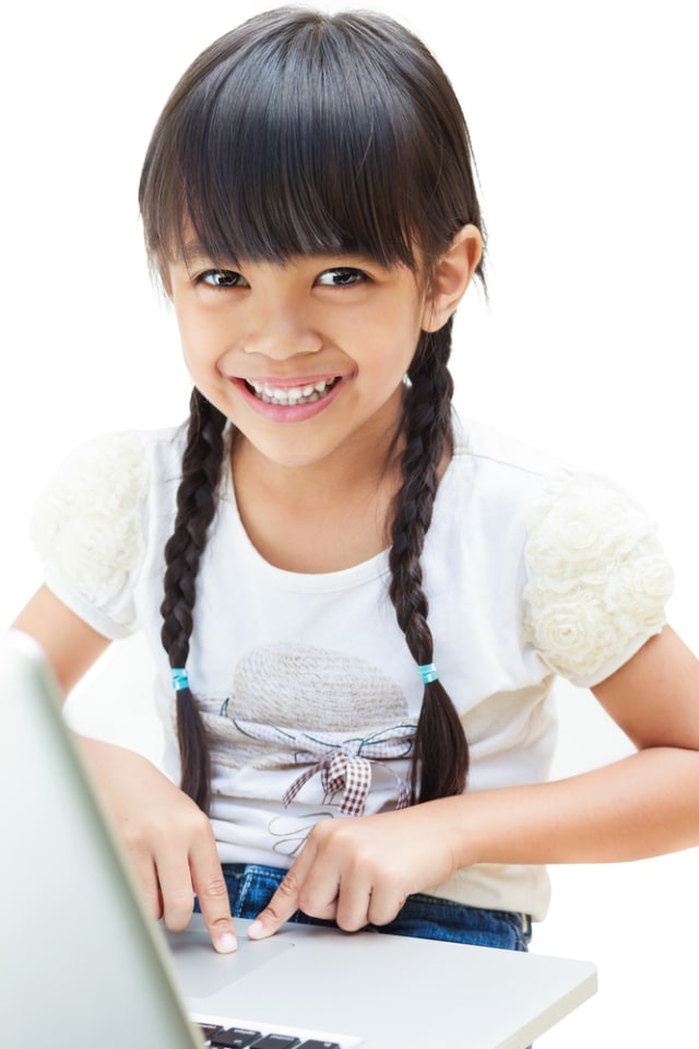 Anak belajar dari rumah pakai laptop PTR Foto: Shutterstock