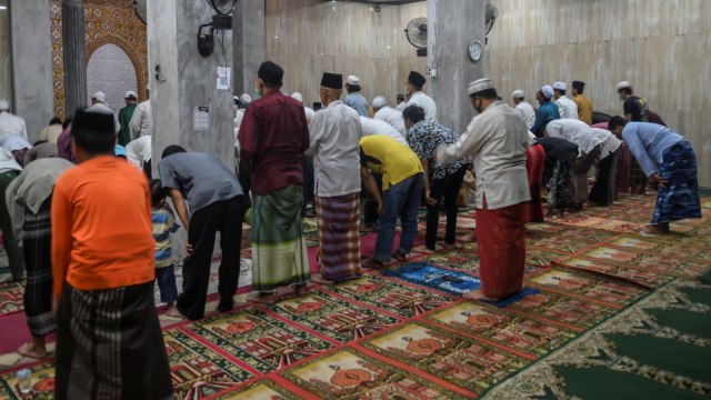 Sejumlah umat muslim melaksanakan shalat Tarawih di Jakarta, Kamis (23/4). Foto: ANTARA FOTO/Muhammad Adimaja