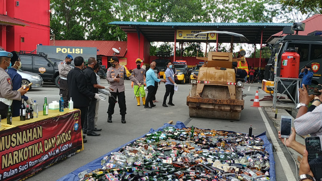 Pemusnahan ribuan botol miras di Mapolresta Barelang. Foto: Rega/kepripedia.com