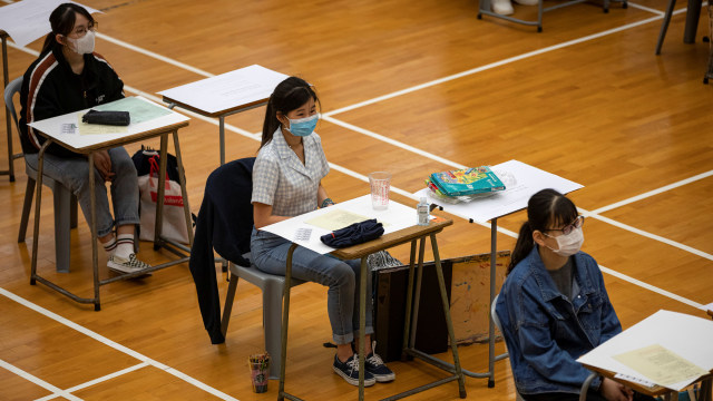 Siswa mengikuti ujian Diploma Pendidikan Menengah, setelah wabah penyakit corona, di Hong Kong. Foto: Jerome Favre / Pool via REUTERS