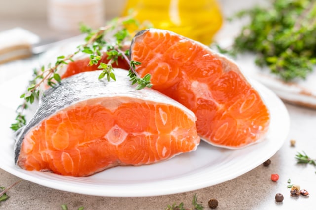 Ilustrasi daging salmon. Foto: Shutterstock