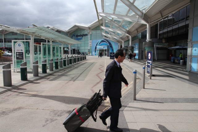 Traveler sedang bergegas pulang dari Bandara Birmingham di Inggris Foto: Shutterstock