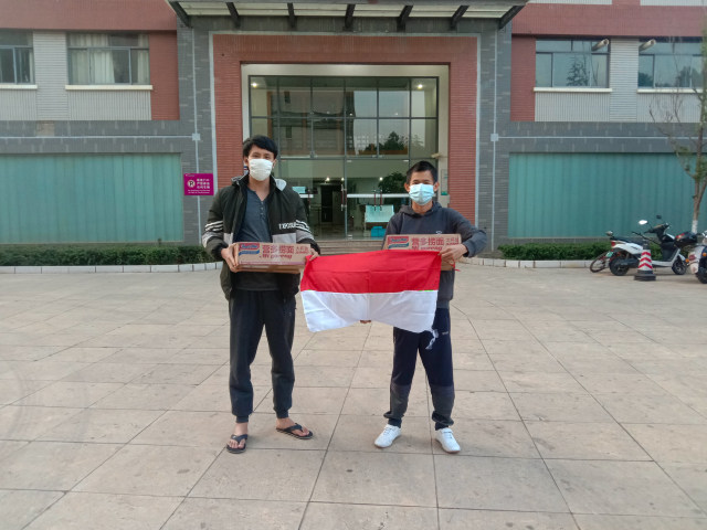 PPI Tiongkok di Kunming mendistribusikan paket logistik dari KBRI Beijing ke seluruh WNI di provinsi Yunnan (17/4/2020). (Dok: PPIT Kunming/Adhita Sri Prabakusuma)