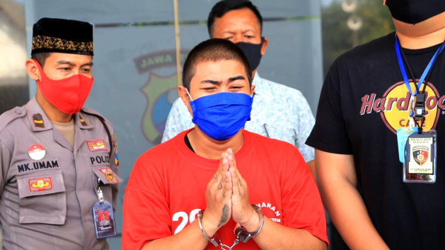 Pemuda berinisial B warga Kalijudan Surabaya usai diamankan polisi, Rabu (15/4). Foto: Dok. Istimewa