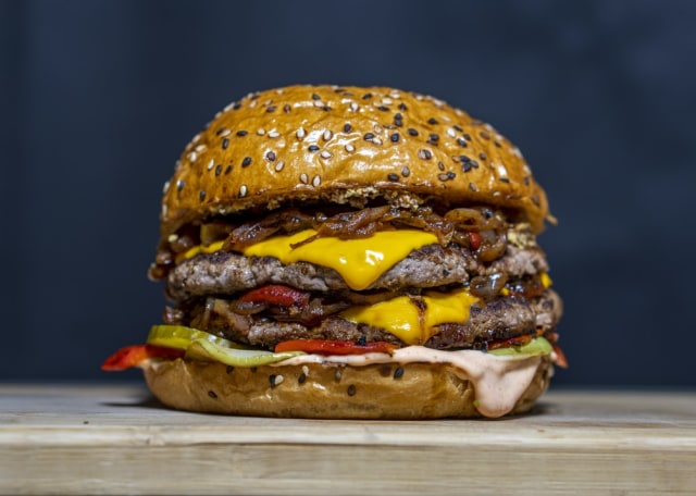 Ilustrasi Hamburger Junk Food foto:Unsplash