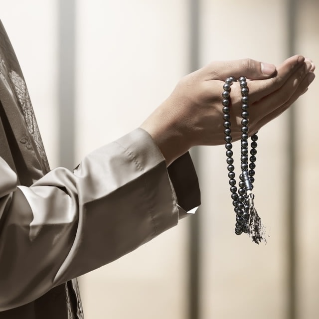 Ilustrasi berdoa umat islam. Foto: Shutterstock