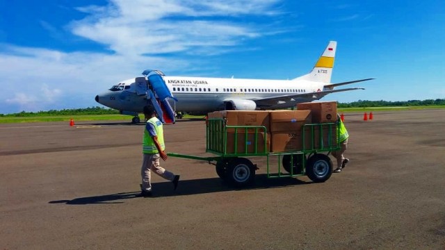 Pesawat TNI AU B-787 mendarat di Bandara Tampa Padang, Mamuju, yang membawa APD bagi tenaga medis untuk penanganan COVID-19. Foto: Dok. Tampa Padang Airport