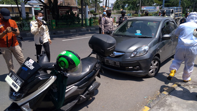 Sejumlah kendaraan berpelat luar kota yang melintas jalur pantura Cirebon diperiksa petugas gabungan pada hari pertama kebijakan larangan mudik. (Ciremaitoday)