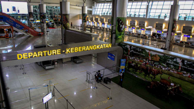 Suasana konter check-in penumpang di Terminal 2 Bandara Internasional Juanda, Sidoarjo, Jawa Timur, Selasa (7/4/2020) Foto: Antara/Hendra Nurdiyansyah