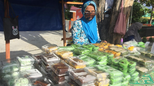 Hastini (61), salah satu pedagang kue Ramadhan yang memilih tetap berjualan di tengah pandemi COVID-19 di Palu. Foto: Kristina Natalia