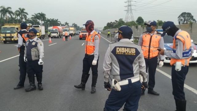 Petugas Dishub bersiaga untuk memeriksa para pengendara untuk cegah mudik. Foto: Dok. Pemprov Banten