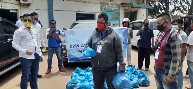 DPW ALFI Kepri Serahkan Bantuan Sembako ke Warga Terdampak COVID-19 (420090)
