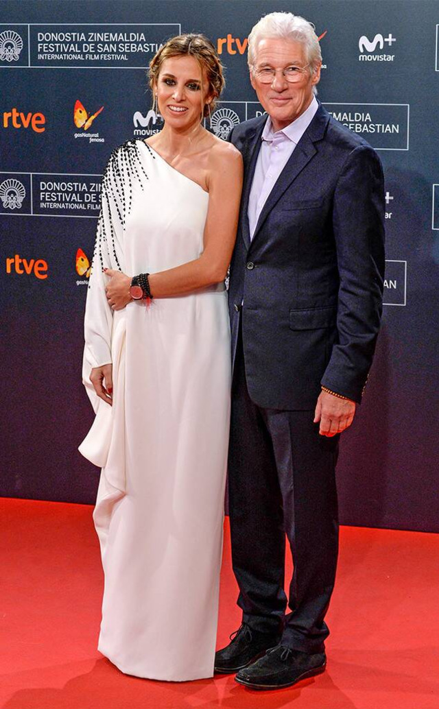 RIchard Gere dan istri, Alejandra Silva. Foto: Carlos Alvarez/Getty Images
