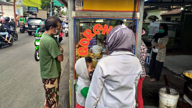 Warga mengantre saat membeli gorengan, Bandung, Jumat (24/4). Foto: Rachmadi Rasyad/kumparan